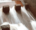運河への合流—歯形式急流工の流れ—